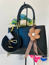 Bolsa pequena com alças e chaveirinho
