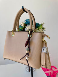 Bolsa pequena com alças e chaveirinho